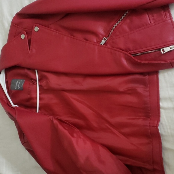 Red faux leather jacket from primark fits like a medium size - Picture 2 of 14